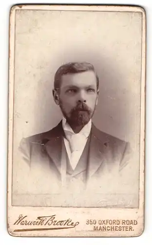 Fotografie Atelier W. Brookes, Manchester, Mann im Anzug mit heller Krawatte