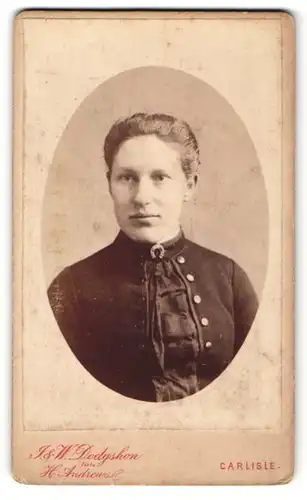 Fotografie Atelier J. & W. Dodgshon, Carlisle, Frau mit Hufeisen am Kragen