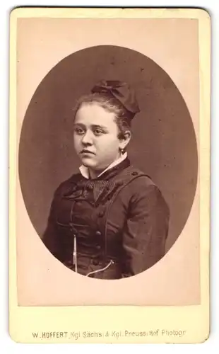Fotografie W. Höffert, Dresden, Portrait junge Dame mit Hochsteckfrisur und Kragenschleife