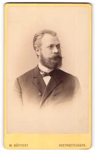 Fotografie W. Höffert, Dresden, Portrait bürgerlicher Herr im Anzug mit Brille und Vollbart