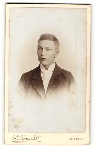 Fotografie R. Przibill, Hamburg-Altona, Portrait junger Herr im Anzug mit Krawatte