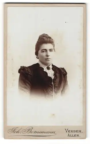 Fotografie Joh. Bornemann, Verden / Aller, Portrait junge Dame mit Hochsteckfrisur und Kragenbrosche