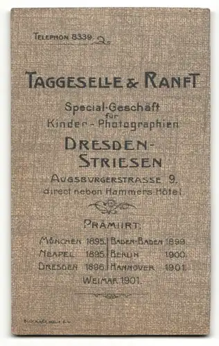 Fotografie Taggeselle & Ranft, Dresden-Striesen, Portrait Säugling in Leibchen
