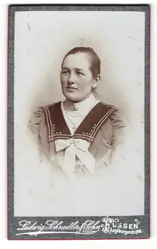 Fotografie Ludwig Schradler & Sohn, Füssen, Portrait Frau mit zusammengebundenem Haar