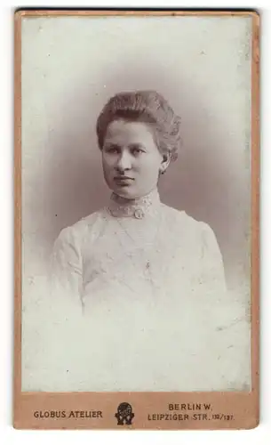 Fotografie Globus Atelier, Berlin-W, Portrait junge Dame mit zusammengebundenem Haar