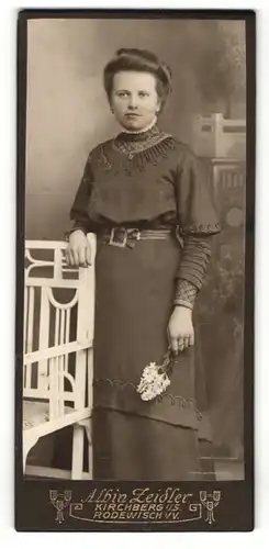 Fotografie Albin Zeidler, Kirchberg i/S., Junge Dame in feinem Kleid mit Blumenstrauss in der Hand