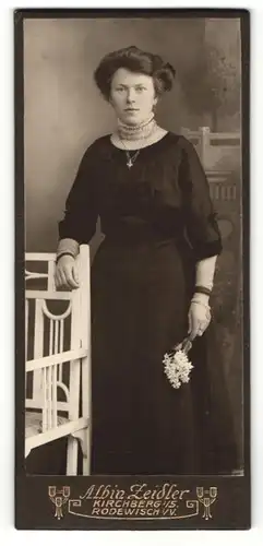 Fotografie Albin Zeidler, Kirchberg i/S., Portrait einer jungen Dame mit Hochsteckfrisur und Blumen in der Hand