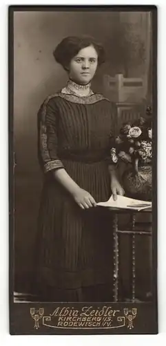 Fotografie Albin Zeidler, Kirchberg i/S., Portrait einer jungen Dame in Plissierkleid mit Hochsteckfrisur