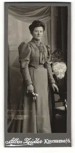 Fotografie Albin Zeidler, Kirchberg i/S., Portrait einer jungen Dame im Kleid mit gepufften Ärmeln und Rosen in der Hand