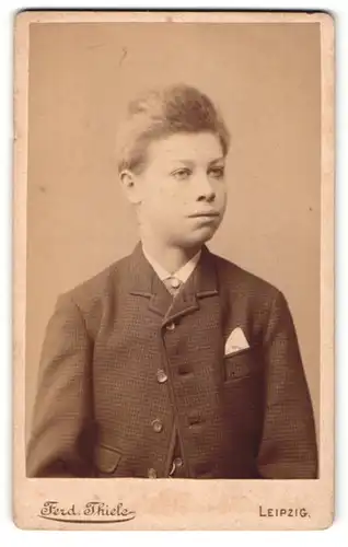 Fotografie Ferd. Thiele, Leipzig, Portrait halbwüchsiger Knabe im Anzug mit Einstecktuch