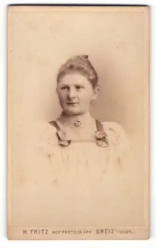 Fotografie H. Fritz, Greiz i / Voigtl., Portrait junge Dame im hübschen Kleid mit Puffärmeln