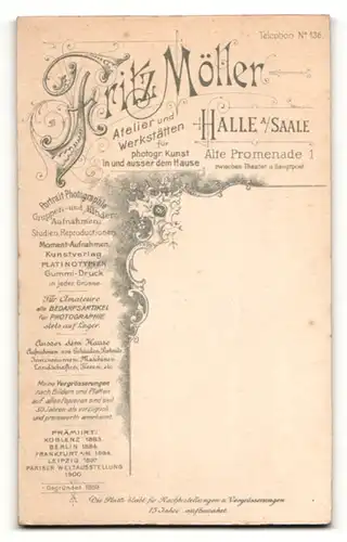 Fotografie Fritz Müller, Halle a / Saale, Portrait sitzendes Kleinkind im weissen Kleid mit kurzen Haaren