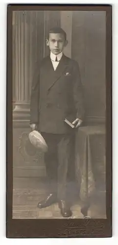 Fotografie Jul. Dürr, Bischofswerda, Portrait Konfirmand mit Gebetsbuch