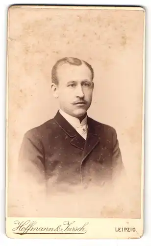 Fotografie Hoffmann & Jursch, Leipzig, Portrait junger Herr im Anzug mit Krawatte