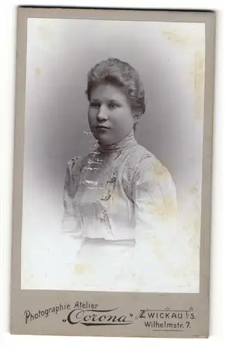 Fotografie Atelier Corona, Zwickau i / S., Portrait junge hübsche Dame in modischer Kleidung