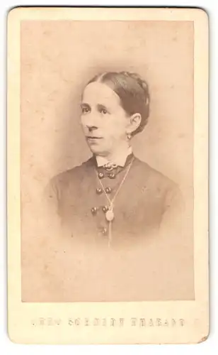 Fotografie Otto Schmidt, Tharand, Portrait bürgerliche Dame mit Hochsteckfrisur und Kragenschleife