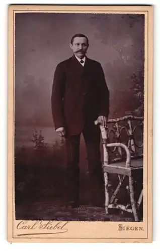 Fotografie Carl Siebel, Siegen, Portrait eines stattlichen Herren mit fülligem Schnauzbart in dunklem Anzug