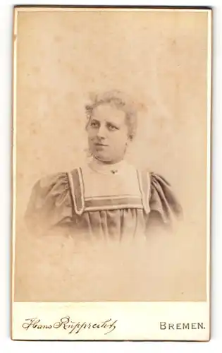 Fotografie Hans Rupprecht, Bremen, Portrait einer Frau in opulenten Kleid mit gepufften Ärmeln