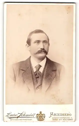 Fotografie Ludw. Schmidt, Friedberg, Portrait Herr mit Schnurrbart