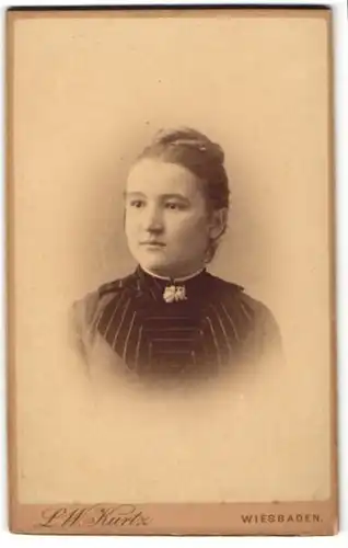 Fotografie L. W. Kurtz, Wiesbaden, Portrait wunderschönes Fräulein mit hübscher Brosche am Kragen