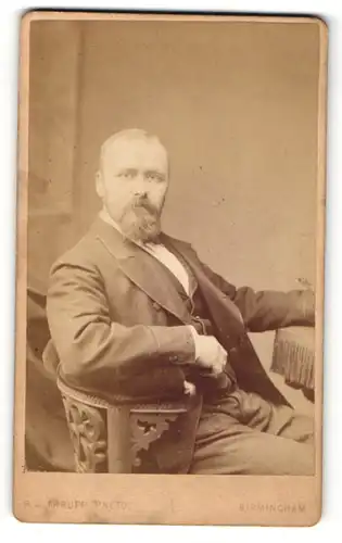Fotografie R. W. Thrupp, Birmingham, Portrait stattlicher Herr mit Bart