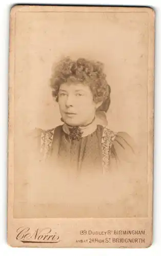 Fotografie C. Norris, Birmingham, Portrait hübsche Dame mit lockigem Haar