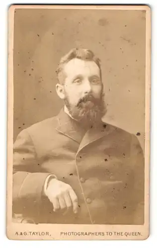 Fotografie A. & G. Taylor, Sheffield, Portrait charmanter junger Mann mit Vollbart