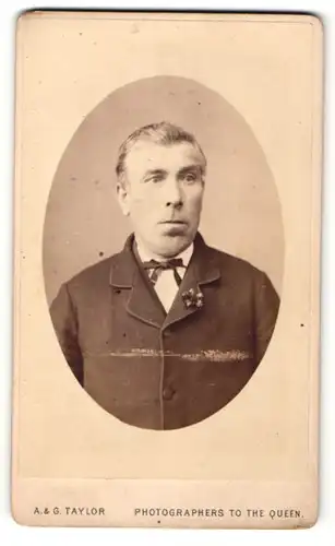 Fotografie A. & G. Taylor, Sheffield, Portrait stattlicher Herr mit Ansteckblume am Jackett