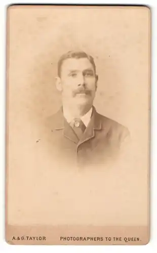 Fotografie A. & G. Taylor, Sheffield, Portrait charmanter junger Mann mit Schnurrbart