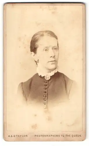 Fotografie A. & G. Taylor, Sheffield, Portrait bezaubernde Dame mit Brosche am Rüschenkragen
