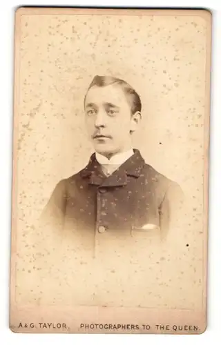 Fotografie A. & G. Taylor, Sheffield, Portrait junger charmanter Mann im Jackett