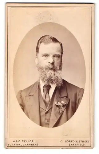 Fotografie A. & G. Taylor, Sheffield, Portrait stattlicher Herr mit Vollbart und Ansteckblume