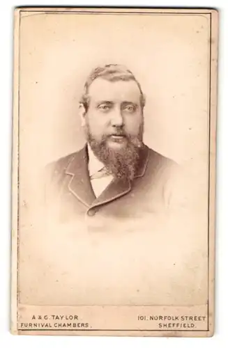 Fotografie A. & G. Taylor, Sheffield, Portrait stattlicher Herr mit Vollbart