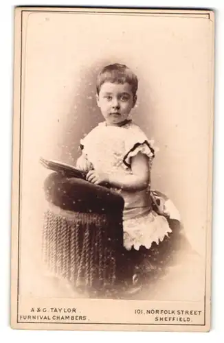 Fotografie A. & G. Taylor, Sheffield, Portrait niedliches Mädchen im weissen Rüschenkleidchen