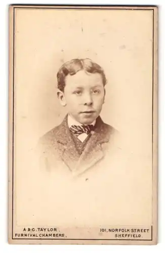 Fotografie A. & G. Taylor, Sheffield, Portrait frecher Bube in Fliege und Jackett