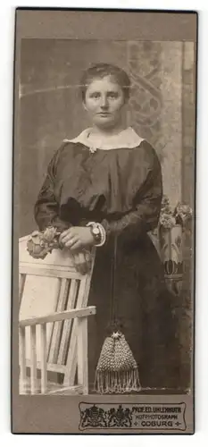 Fotografie Ed. Uhlenhuth, Coburg, Portrait schönes Fräulein mit Blume in der Hand