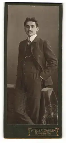 Fotografie Atelier Dahlem, Bingen a. Rh., Portrait junger hübscher Mann im eleganten Anzug