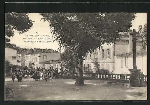 AK Verdelais, Ancienne Croix sur les Allées et Arrivée d'une Procession