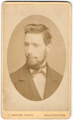 Fotografie J. Brown, Manchester, Portrait hübscher junger Mann mit Bart im Anzug