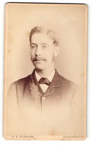 Fotografie G. A. Oldham, Colchester, Portrait junger hübscher Mann in Fliege und Jackett