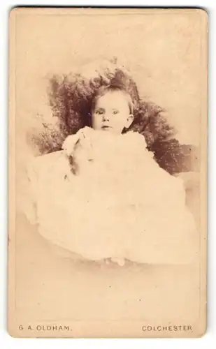 Fotografie G. A. Oldham, Colchester, Portrait süsses Kleinkind im weissen Taufkleidchen