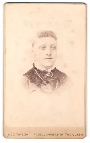 Fotografie A. & G. Taylor, Manchester, Portrait schöne junge Frau mit lockigem Haar