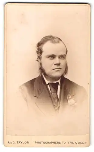Fotografie A. & G. Taylor, Manchester, Portrait charmanter junger Mann in Krawatte und Jackett