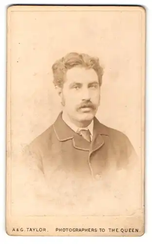 Fotografie A. & G. Taylor, Manchester, Portrait charmant blickender Herr im Anzug