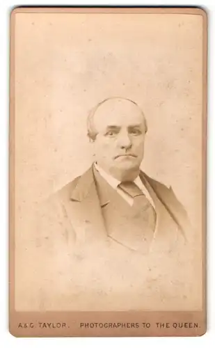 Fotografie A. & G. Taylor, Manchester, Portrait korpulenter Herr im Anzug