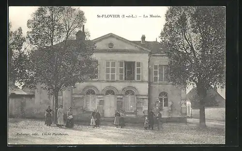 AK St-Flovier, La Mairie, Rathaus mit Passanten