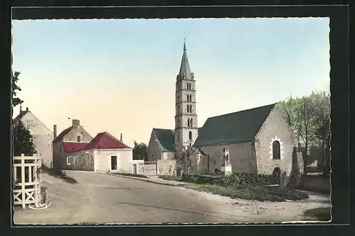 AK Truyes, Place de l`Eglise et du Monument aux Morts 1914-1918