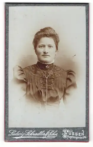 Fotografie Ludwig Schradler & Sohn, Füssen, Portrait einer schönen Frau in raffiniertem Puffärmelkleid und Kette