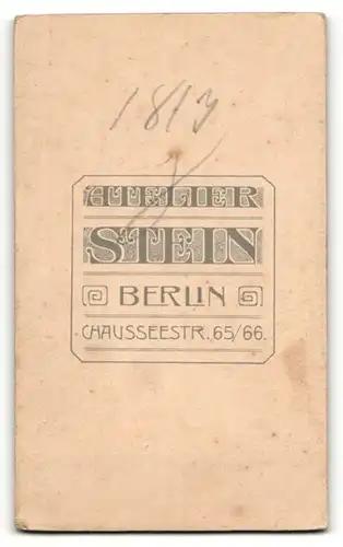 Fotografie Wilhelm Stein, Berlin, Portrait eines Jungen in dunklem Anzug mit schönem weissem Rundkragen