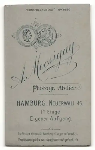 Fotografie A. Mocsigay, Hamburg, Portrait einer Dame in raffiniertem schwarzen Kleid mit Paspeln und Kettenanhänger